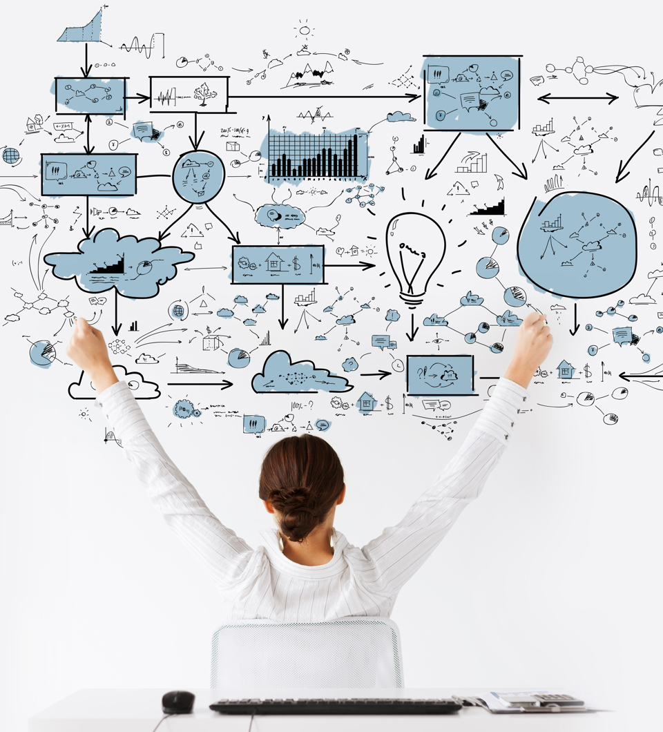 kvinde foran planlægningstavle